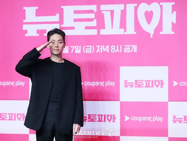 배우 박정민이 7일 오전 서울 여의도 콘래드호텔에서 진행된 쿠팡플레이 오리지널 시리즈 '뉴토피아' 제작발표회에서 포즈를 취하고 있다. 군인 재윤과 곰신 영주가 좀비에 습격당한 서울 도심을 가로질러 서로에게 달려가는 이야기 '뉴토피아'는 2월 7일 공개된다. /2025.01.07 /사진=이동훈 photoguy@