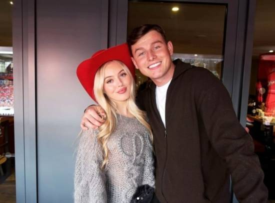 영국 매체 '더선'이 지난 6일(한국시간) 리버풀 레전드 출신인 제라드가 44세의 나이에 할아버지가 될 거라고 보도했다. 릴리 SNS