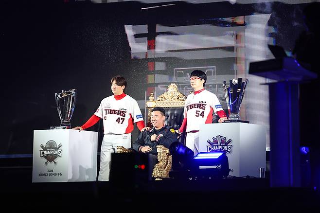 KIA 이범호 감독과 나성범-양현종이 V12 타이거즈 페스타에 등장하고 있다. 사진 | KIA 타이거즈