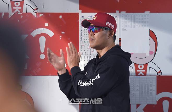 SSG 이숭용 감독이 KT와 5위 결정전에서 경기 도중 박수를 치고 있다. 사진 | 최승섭기자 thunder@sportsseoul.com