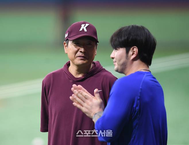 키움 홍원기 감독이 박병호와 이야기를 나누고 있다. 사진 | 최승섭기자 thunder@sportsseoul.com