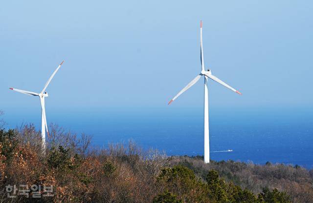 영덕풍력발전단지 바람개비 뒤로 짙은 동해 바다가 펼쳐진다.