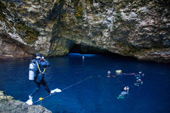 해외여행 중 스쿠버다이빙처럼 위험이 따르는 스포츠를 한다면 특별 보험을 가입하길 권한다. 최승표 기자