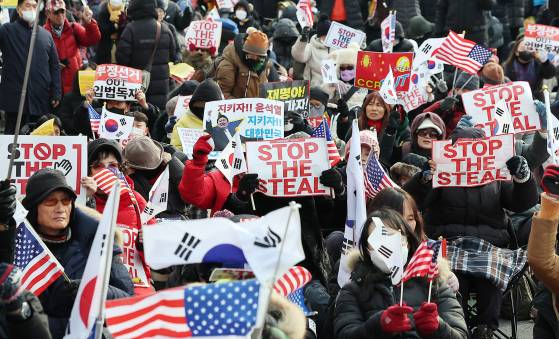 법원이 내란 우두머리(수괴) 혐의를 받는 윤석열 대통령의 체포영장을 재발부한 가운데 8일 서울 용산구 한남동 대통령 관저 인근에서 보수단체 회원들이 윤석열 대통령 지지·응원 집회를 하고 있다. 뉴스1