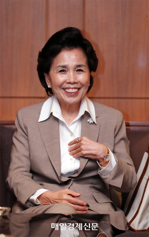 지난 2019년 데뷔 60주년 인터뷰 당시 매일경제와 인터뷰 한 가수 이미자. 이번 인터뷰는 그의 요청으로 새 사진을 찍지 않는 조건 하에 이뤄졌다. 사진=매경DB