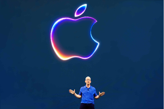 팀 쿡 애플 최고경영자(CEO)가 ‘세계개발자회의(WWDC) 2024’에서 자체 인공지능(AI) 시스템 ‘애플 인텔리전스’를 비롯한 새 제품을 발표하고 있다. (출처=AP연합)