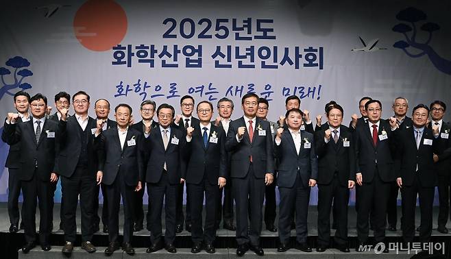 이승렬 산업통상자원부 산업정책실장이 8일 서울 중구 플라자호텔에서 열린 2025 화학업계 신년인사회에서 신학철 한국화학산업협회 회장을 비롯한 참석자들과 기념촬영을 하고 있다./사진=뉴스1