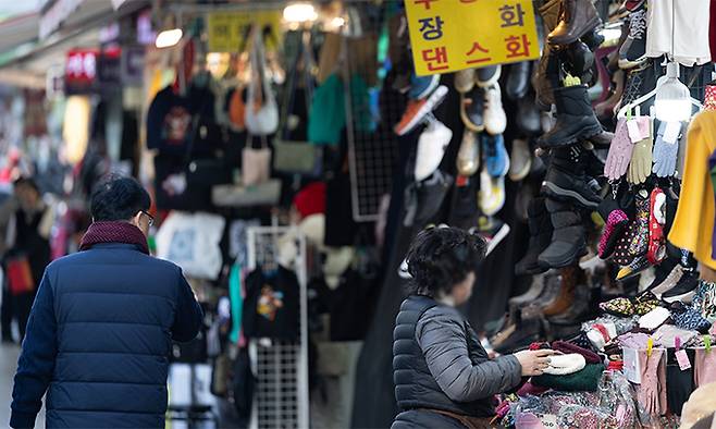 시장에서 한 상인이 장사를 준비하고 있다. 뉴스1