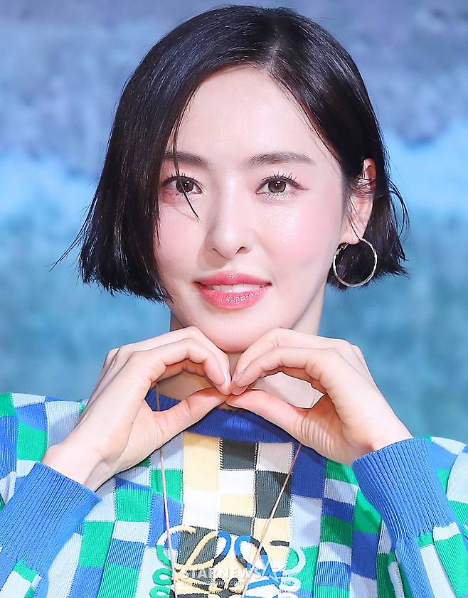 배우 이다희가 8일 오전 서울 마포구 호텔 나루 엠갤러리에서 진행된 넷플릭스 시리즈 '솔로지옥4' 제작발표회에 참석해 포즈를 취하고 있다. '솔로지옥4'는 커플이 되어야만 나갈 수 있는 외딴 섬, '지옥도'에서 펼쳐질 솔로들의 솔직하고 화끈한 데이팅 리얼리티쇼. 오는 14일 공개. 2025.01.08 /사진=김창현 chmt@