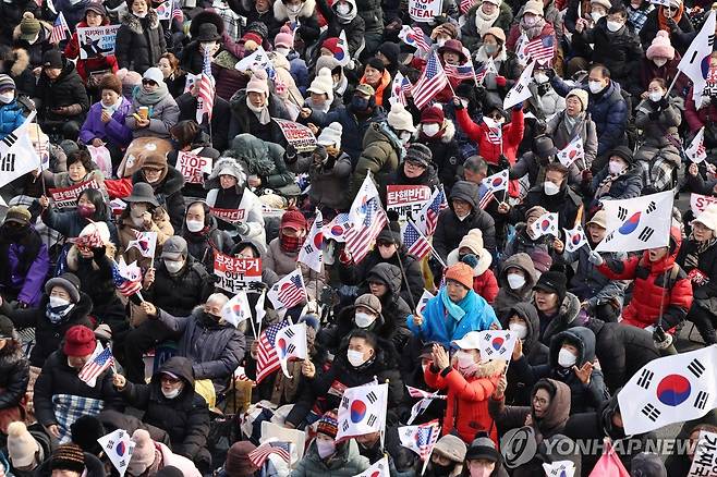 탄핵 반대 집회 (서울=연합뉴스) 황광모 기자 = 법원이 윤석열 대통령에 대한 체포영장을 재발부해 공조수사본부 차원의 영장 2차 집행 시도가 초읽기에 들어간 8일 오후 서울 용산구 한남동 대통령 관저 인근에서 보수단체가 주최한 탄핵 반대 집회가 열리고 있다. 2025.1.8 hkmpooh@yna.co.kr