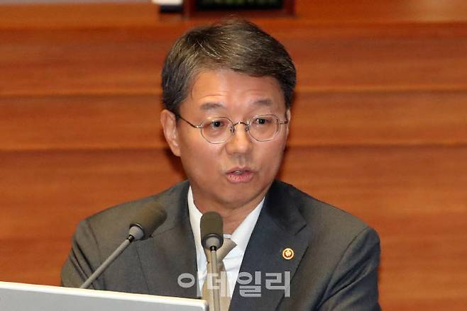 김정원 헌법재판소 사무처장이 9일 오후 서울 여의도 국회에서 열린 제420회국회(임시회) 제5차 본회의에서 한정애 더불어민주당 의원의 윤석열 대통령 위헌적 비상계엄 선포 내란혐의 및 제주항공 여객기 참사 진상규명 관련 긴급현안질문에 답변하고 있다. (사진=이데일리 방인권 기자)