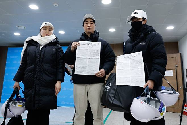 9일 서울 여의도 국회 소통관에서 반공청년단 출범 기자회견을 마친 단원들이 헬멧과 윤석열 대통령 대국민 담화문을 들고 있다.(사진=뉴스1)