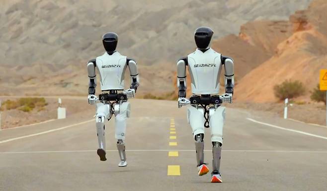 칭화대표 로봇-칭화대 실험실에서 탄생한 '로봇에라'가 출시한 휴머노이드로봇인 '스타1'. 뛰는 폼은 어색하지만, 속도는 빠르다. /로봇에라