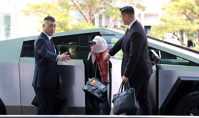 지드래곤이 작년 11월 4일 홍콩에서 열리는 샤넬 행사에 참석하기 위해 인천국제공항을 찾았다. 국내에는 정식 출시되지 않은 사이버트럭을 타고 등장해 주목받았다. /뉴시스