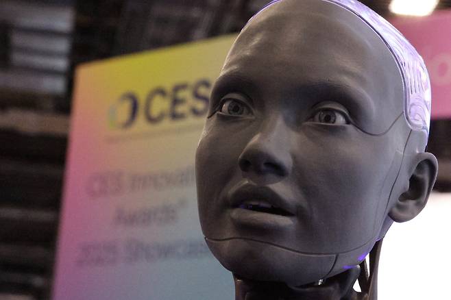 세계 최대 정보기술(IT)·가전 전시회 'CES 2025’ 둘째 날인 8일(현지시간) 미국 네바다주 라스베이거스 베네시안 엑스포에 마련된 웨이즈 전시관에서 인공지능(AI) 휴머노이드 로봇 아미카가 관람객의 질문에 답변하고 있다./뉴스1