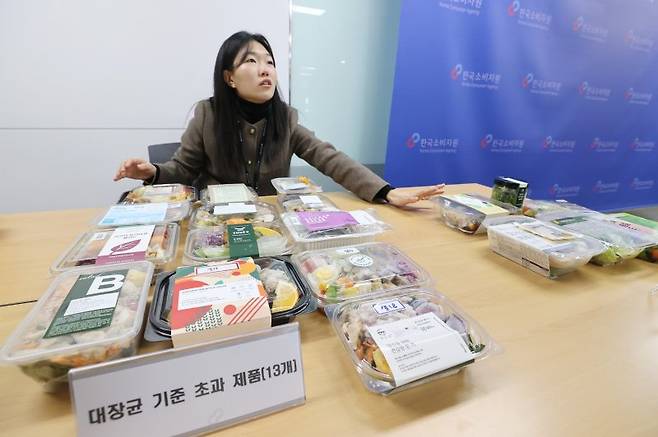 9일 오전 서울 송파구 한국소비자원 서울강원지원에서 열린 간편식 샐러드 안전실태조사 결과 브리핑에서 관계자가 부적합 제품을 취재진에게 설명하고 있다. 한국소비자원은 온라인 플랫폼에서 판매되는 구독형 닭가슴살 샐러드 30개 제품을 대상으로 안전성을 조사한 결과, 13개 제품이 대장균 기준을 초과했고 일부 제품은 영양성분 표시기준에 부적합한 것으로 나타났다. 연합뉴스