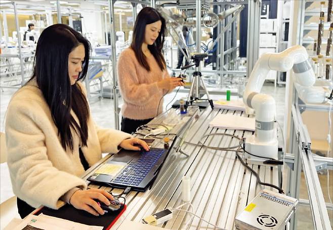 예비 창업자들이 포스텍 ‘체인지업 그라운드’에서 신기술 개발 실험을 하고 있다. 황정환 기자