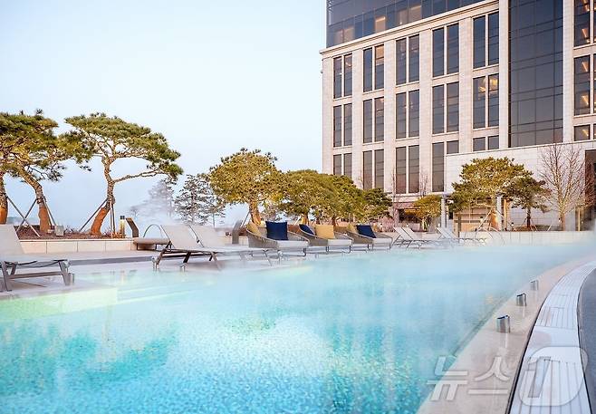 파라다이스시티 아웃도어 풀(파라다이스 호텔앤리조트 제공)