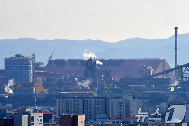 8일 포스코 포항제철소가 초대형 원료 밀폐화 저장설비공사를 진행 중이다. 이 시설은 비산먼지 저감과 원료품질을 높이기 위한 시설로 높이 60m, 철강석 원료 약 25만톤을 저정할 수 있는 규모다. 2025.1.8/뉴스1 ⓒ News1 최창호 기자