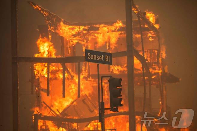 8일 (현지시간) 산불이 발생한 캘리포니아주 로스앤젤레스의 퍼시픽 팰리세이즈에서 불길에 휩싸인 건물이 보인다. ⓒ AFP=뉴스1 ⓒ News1 우동명 기자