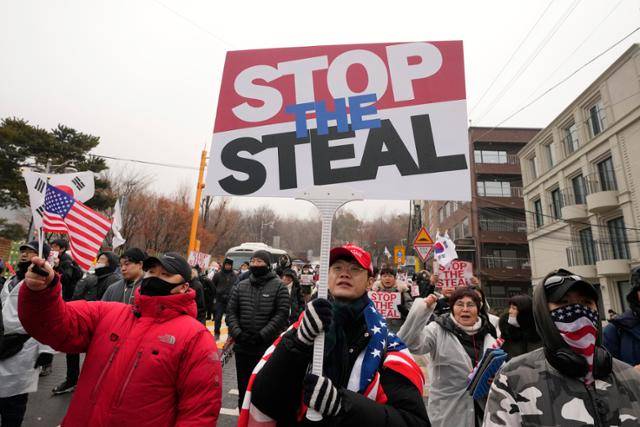 윤석열 대통령 탄핵반대 시위대가 지난 6일 한남동 대통령 관저 주변에서 집회를 열고 있다. AP 연합뉴스
