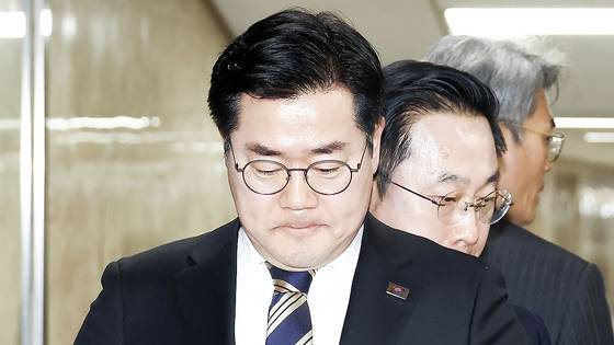 박찬대 더불어민주당 원내대표가 3일 오후 서울 여의도 국회에서 공수처의 윤석열 대통령에 대한 체포영장 집행 중지 관련 입장 발표에 앞서 굳은 표정을 하고 있다. 뉴스1