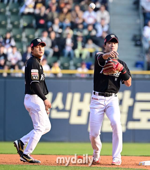 2024년 4월 6일 오후 서울 잠실야구장에서 '2024 신한 SOL Bank KBO리그' KT 위즈와 LG 트윈스의 경기가 열렸다. KT 유격수 김상수와 2루수 천성호가 수비 호흡을 맞추고 있다./마이데일리