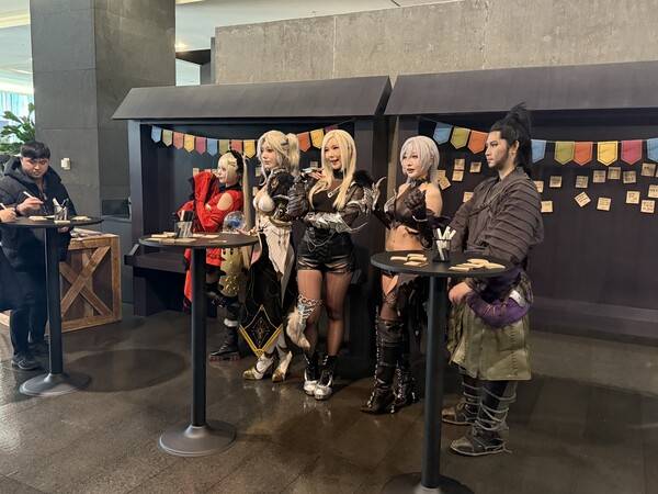 - 메시지 보드 앞에서도 기념 사진은 계속 됩니다