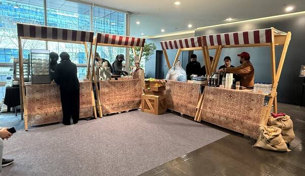 - 마영전 유저들을 위한 공간으로 꾸며진 넥슨 사옥 로비