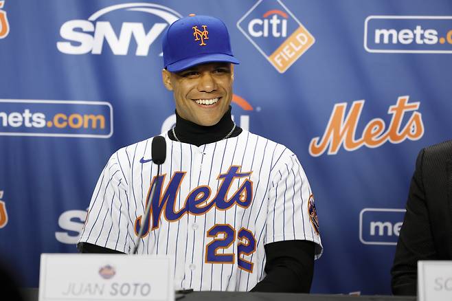 후안 소토가 뉴욕 메츠 입단식에서 활짝 웃고 있다. UPI연합뉴스