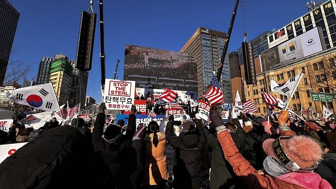 '윤석열 대통령 탄핵 반대 국민대회'에 참석한 윤석열 대통령 지지다들의 모습 사진=대한민국바로세우기운동본부 제공