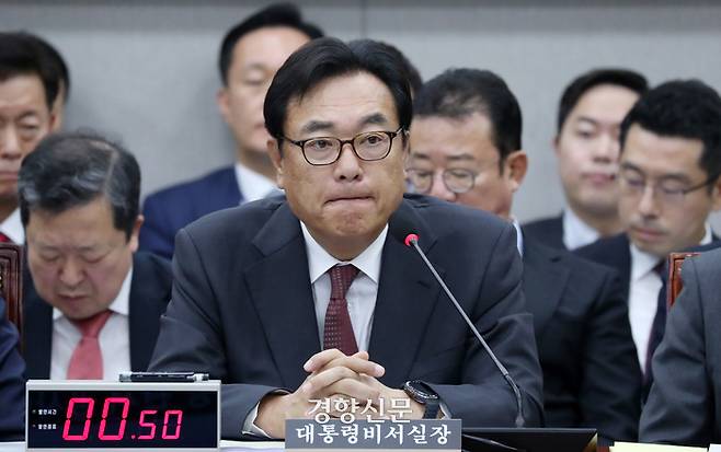 정진석 대통령비서실장이 지난해 11월1일 국회 운영위원회 국정감사에서 굳은 표정으로 의원질의를 듣고 있다. 박민규 선임기자