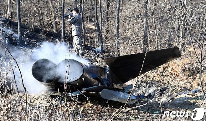 2022년 1월 경기 화성시 정남면의 한 야산에 공군 제10전투비행단 소속 F-5E 전투기 1대가 추락한 모습. /사진=뉴스1, 경인일보 제공