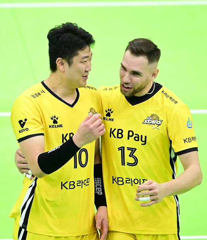 KB손해보험 나경복(왼쪽), 비예나. (사진=한국배구연맹 제공) *재판매 및 DB 금지