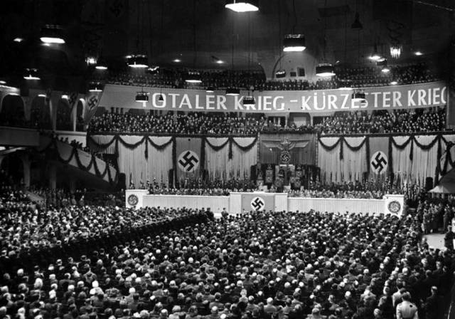▲ 스탈린그라드 전투에서 패배한 2주 뒤인 1943년 2월18일, 베를린 스포츠궁전을 꽉 채운 청중들에게 괴벨스는 ‘총력전을 벌이자’고 선동했다. ⓒ위키미디어