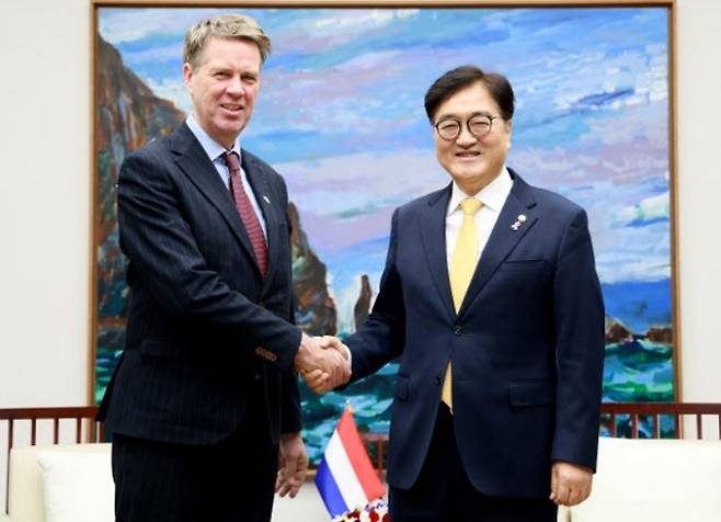 지난 6일 국회의사당을 방문한 마르틴 보스마 네덜란드 하원의장(왼쪽)이 우원식 국회의장과 악수하고 있다. 국회의장실 제공