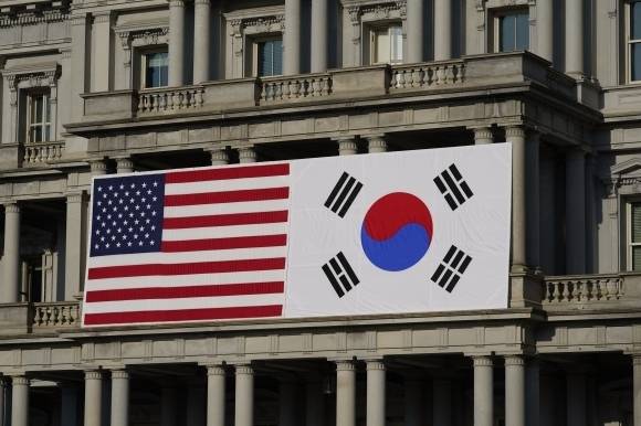 21일(현지시간) 미국 워싱턴D.C. 백악관 아이젠하워 행정동 청사에 대형 태극기와 성조기가 나란히 걸려 있다. 2023.4.21 AP 연합뉴스