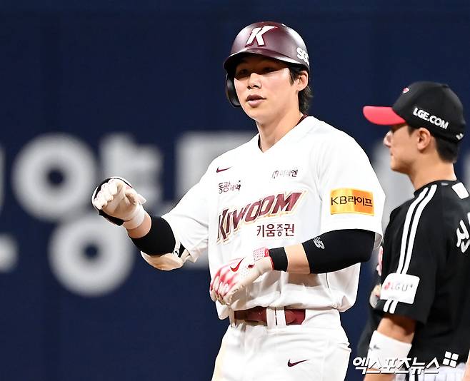 키움 히어로즈 내야수였던 김혜성이 지난해 정규시즌 경기에 출전해 안타를 친 뒤 세리머니하고 있다. 2024시즌 종료 후 미국 메이저리그 도전에 나섰던 김혜성은 지난 4일 LA 다저스와 3+2년 최대 2200만 달러에 계약했다. 엑스포츠뉴스 DB