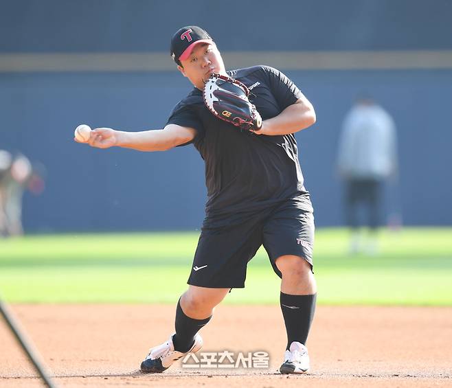 LG 김범석이 잠실구장에서 열린 삼성과 2024 KBO 플레이오프 3차전에 앞서 훈련을 하고 있다. 잠실 | 최승섭기자 thunder@sportsseoul.com