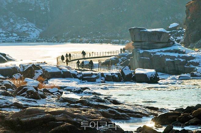 철원한탄강얼음트레킹이 지난 11일 개막해 관광객들이 얼음위를 걸으며 한탄강 절경을 감상하고 있다./사진=철원군