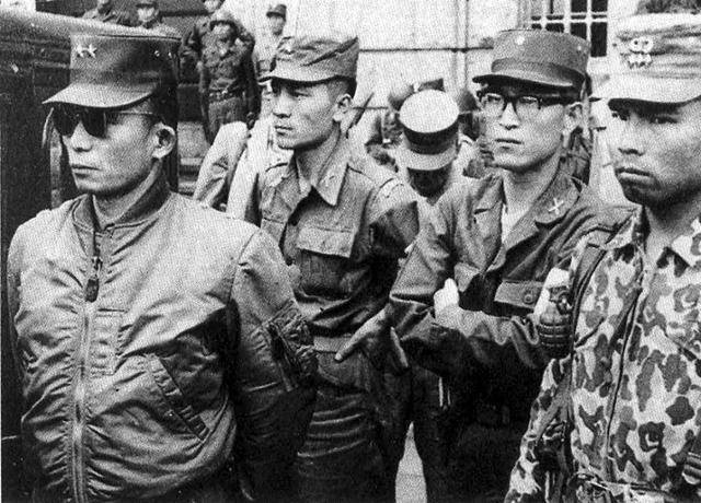 1961년 5월 16일 군사정변 당시 박정희(앞줄 왼쪽) 소장 옆에서 경호를 하고 있는 차지철(맨 오른쪽) 공수부대 대위. 첫 경호 임무에서 박 대통령 눈에 띈 차 대위는 훗날 경호실장으로 발탁된다. 한국일보 자료사진