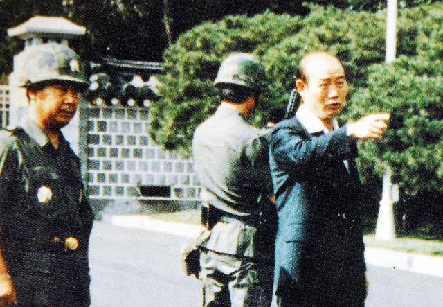 1981년 전두환 대통령이 청와대 입구에서 열린 민방위훈련을 참관하며 장세동(왼쪽) 경호실장에게 무언가를 지시하고 있다. 장 실장은 군 출신임을 과시하듯 당시 훈련에 전투복 차림이었다. 한국일보 자료사진