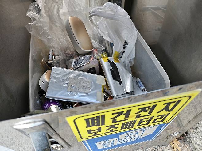 서울 종로구 한 아파트에 있는 폐건전지 쓰레기통. 김광우 기자.