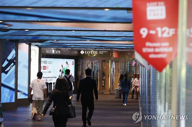 여행 수요 회복에도 면세점 1인 구매액 감소 (서울=연합뉴스) 강민지 기자 = 여행 수요 회복에도 올해 1인당 면세점 구매액이 50만원대로 줄어든 19일 서울의 한 면세점 앞에 쇼핑객들이 오가고 있다. 업계에 따르면 면세점 매출액을 구매객 수로 나눈 1인당 구매액은 전년 68만6천원에서 올해 53만5천원으로 22% 감소했다. 2024.8.19 mjkang@yna.co.kr
