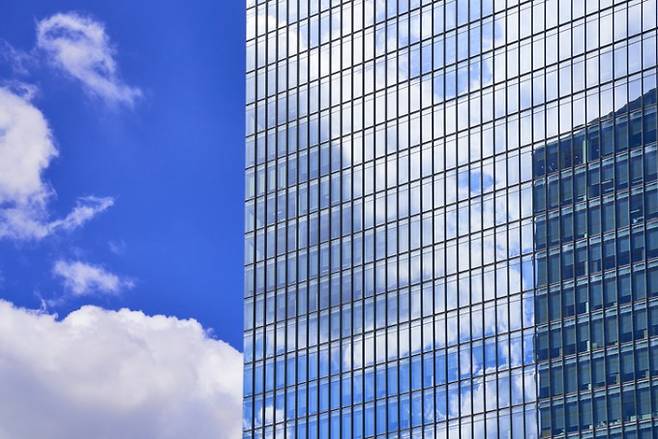 반투명 유기태양전지는 건축물·차량의 유리창, 디스플레이 등 투명한 부분에 적용할 수 있어 심미성을 유지하면서도 도심에서 전력을 생산할 방법으로 주목받는다. 게티이미지뱅크 제공