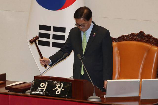 우원식 국회의장이 지난해 12월 4일 새벽 국회 본회의에서 비상계엄 해제 요구 결의안이 의결됐음을 알리고 의사봉을 두드리고 있다. 우 의장이 매고 있는 연두색 넥타이는 그의 정치적 스승인 고 김근태 민주통합당(현 더불어민주당) 상임고문의 유품이다. 뉴스1