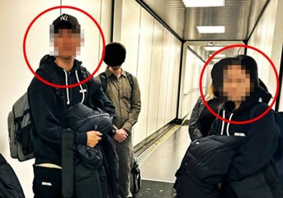 미국 연방 이민세관국(ICE)이 한국에서 사기 범죄를 저지르고 도피한 한국인 부부를 추방했다고 밝혔다. 사진은 지난해 9월 9일(현지시간) 워싱턴주 레드먼드에서 검거돼 12월 20일 추방된 한국인 최모(45)씨, 남모(49)씨 부부. 2024.12.20 ICE 홈페이지