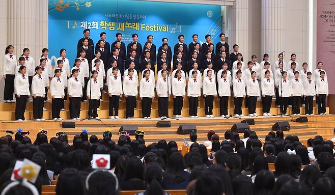 전국 10개 지역별 합창단이 무대에 차례로 올라 다채로운 합창곡으로 관객들에게 기쁨과 감동을 선사했다.