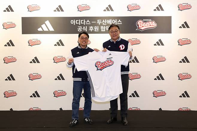 두산 베어스와 아디다스의 공식 후원 계약식 모습. 피터 곽(왼쪽) 아디다스 대표이사와 고영섭 두산 베어스 사장. /사진=두산 베어스 제공