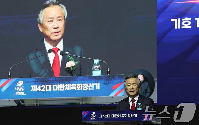 14일 오후 서울 송파구 올림픽공원 올림픽홀에서 열린 제42대 대한체육회장선거에 앞서 이기흥 후보가 정견발표를 하고 있다. 2025.1.14/뉴스1 ⓒ News1 장수영 기자